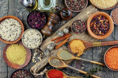 Baharat ve baharat kompozisyon masada yemek pişirmek için