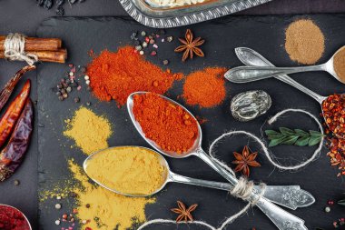 Baharat ve baharat kompozisyon masada yemek pişirmek için