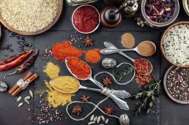 Baharat ve baharat kompozisyon masada yemek pişirmek için