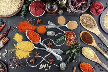 Baharat ve baharat kompozisyon masada yemek pişirmek için