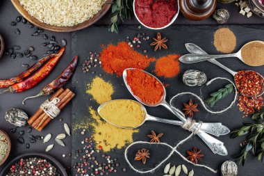 Baharat ve baharat kompozisyon masada yemek pişirmek için