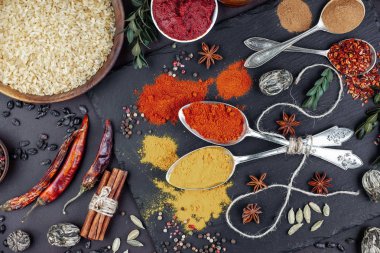 Baharat ve baharat kompozisyon masada yemek pişirmek için