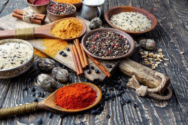 Baharat ve baharat kompozisyon masada yemek pişirmek için