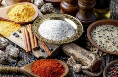 Baharat ve baharat kompozisyon masada yemek pişirmek için