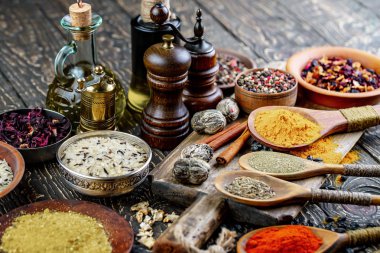 Baharat ve baharat kompozisyon masada yemek pişirmek için