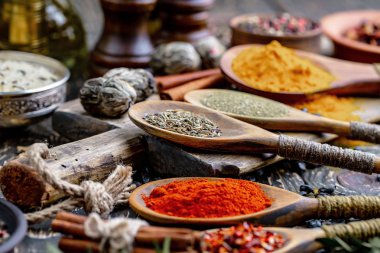 Baharat ve baharat kompozisyon masada yemek pişirmek için
