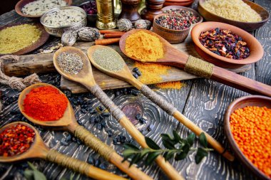 Baharat ve baharat kompozisyon masada yemek pişirmek için