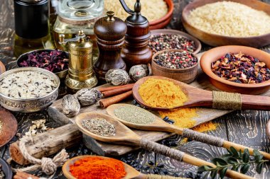 Baharat ve baharat kompozisyon masada yemek pişirmek için
