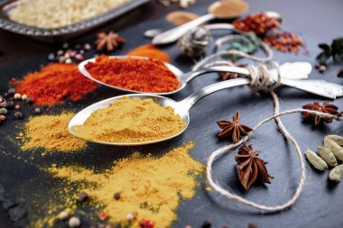 Baharat ve baharat kompozisyon masada yemek pişirmek için