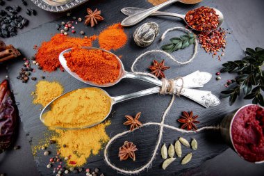 Baharat ve baharat kompozisyon masada yemek pişirmek için