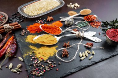 Baharat ve baharat kompozisyon masada yemek pişirmek için