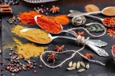 Baharat ve baharat kompozisyon masada yemek pişirmek için