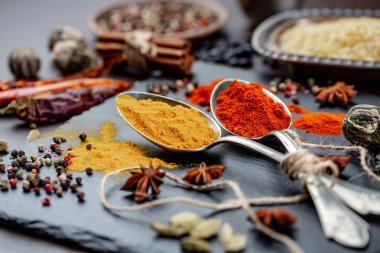 Baharat ve baharat kompozisyon masada yemek pişirmek için