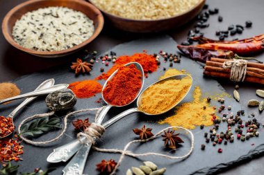 Baharat ve baharat kompozisyon masada yemek pişirmek için