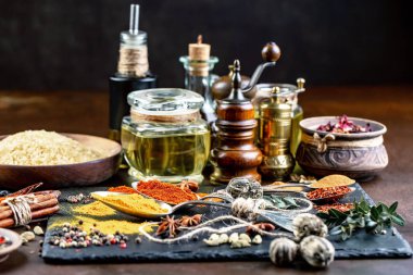 Baharat ve baharat kompozisyon masada yemek pişirmek için