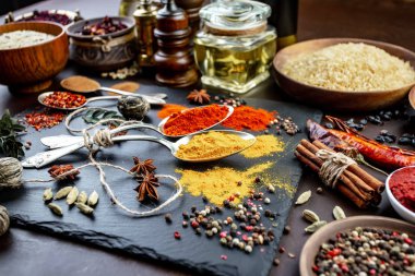 Baharat ve baharat kompozisyon masada yemek pişirmek için