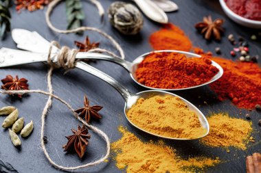 Baharat ve baharat kompozisyon masada yemek pişirmek için