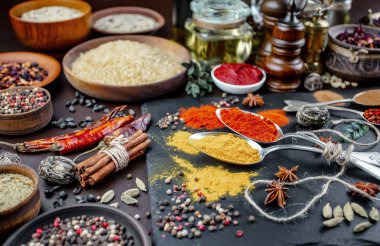 Baharat ve baharat kompozisyon masada yemek pişirmek için
