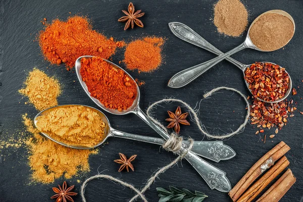 Baharat ve baharat kompozisyon masada yemek pişirmek için