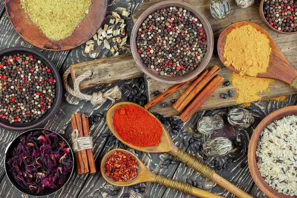 Kryddor Och Andra Smaksättningsmedel För Matlagning Sammansättningen Bordet — Stockfoto