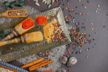 Baharat ve baharat kompozisyon masada yemek pişirmek için