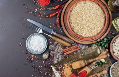 Baharat ve baharat kompozisyon masada yemek pişirmek için