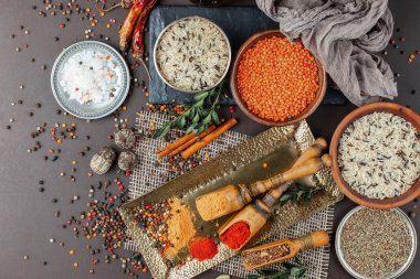 Baharat ve baharat kompozisyon masada yemek pişirmek için