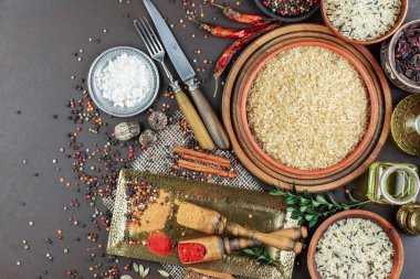 Baharat ve baharat kompozisyon masada yemek pişirmek için