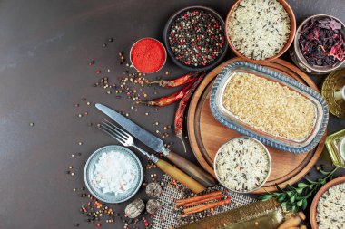 Baharat ve baharat kompozisyon masada yemek pişirmek için