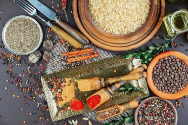 Baharat ve baharat kompozisyon masada yemek pişirmek için