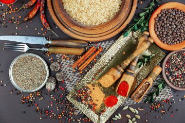 Baharat ve baharat kompozisyon masada yemek pişirmek için