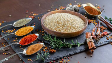 Baharat ve baharat kompozisyon masada yemek pişirmek için