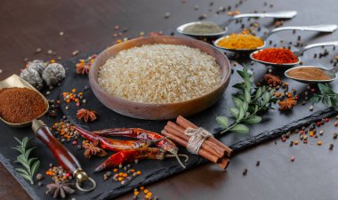 Baharat ve baharat kompozisyon masada yemek pişirmek için