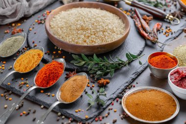 Baharat ve baharat kompozisyon masada yemek pişirmek için