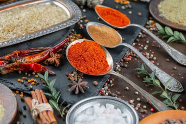 Baharat ve baharat kompozisyon masada yemek pişirmek için