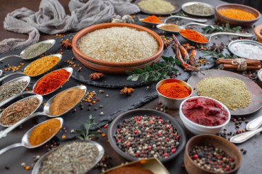 Baharat ve baharat kompozisyon masada yemek pişirmek için