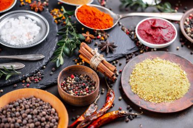 Baharat ve baharat kompozisyon masada yemek pişirmek için