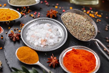 Baharat ve baharat kompozisyon masada yemek pişirmek için