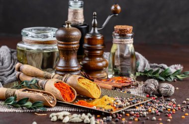 Baharat ve baharat kompozisyon masada yemek pişirmek için