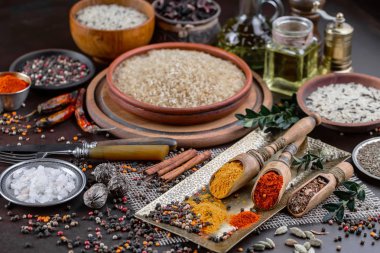 Baharat ve baharat kompozisyon masada yemek pişirmek için