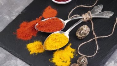 Baharat ve baharat kompozisyon masada yemek pişirmek için