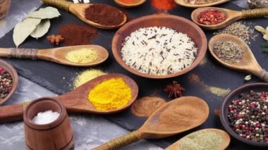 Baharat ve baharat kompozisyon masada yemek pişirmek için