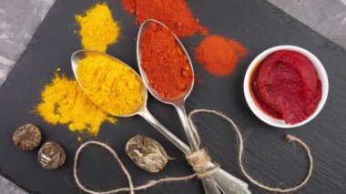 Baharat ve baharat kompozisyon masada yemek pişirmek için