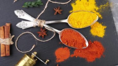 Baharat ve baharat kompozisyon masada yemek pişirmek için