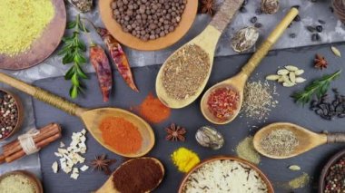 Baharat ve baharat kompozisyon masada yemek pişirmek için