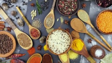 Baharat ve baharat kompozisyon masada yemek pişirmek için