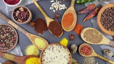 Baharat ve baharat kompozisyon masada yemek pişirmek için