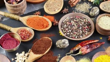 Baharat ve baharat kompozisyon masada yemek pişirmek için