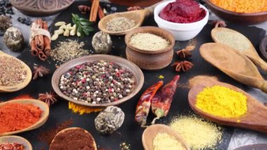 Baharat ve baharat kompozisyon masada yemek pişirmek için