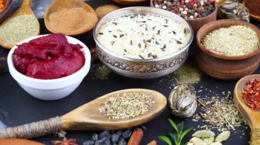 Baharat ve baharat kompozisyon masada yemek pişirmek için